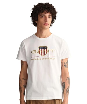 Mens Designer Gant Archive Shield T-Shirts feature Short Sleeves and a Crew Neckline. Gant Logo Printed on chest. Crafted With 100% Cotton, these Lightweight and breathable Regular Fit T-shirts are Machine Washable.