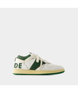 Presentamos las zapatillas Rhecess de Rhude, donde la frescura urbana se une a la comodidad contemporánea. Estas zapatillas fusionan a la perfección un diseño moderno con un guiño al estilo streetwear, mostrando una silueta única perfecta para ir a la moda statement. Para elevar tu look con estas zapatillas statement, considéralas la base de un conjunto moderno de inspiración callejera. Combínalas con unos vaqueros desgastados, una sudadera con capucha de estampado gráfico y unas gafas de sol atrevidas para conseguir un look vanguardista sin esfuerzo, perfecto para un día con amigos o una noche informal en la ciudad. Rhude Las zapatillas Rhecess de brand ejemplifican el compromiso de la marca con la calidad y la moda, ofreciéndote una opción de calzado distintiva y versátil que combina sin esfuerzo el encanto moderno con el estilo urbano. Sal con confianza, mostrando tu sensibilidad única por la moda y tu estilo de entrenador contemporáneo. Colores: blanco - blanco/verde oscuro. Material principal: piel de ternero lisa. Material de la suela: caucho. Material del forro: algodón. Cierre: cordones en la parte superior. Forma de la punta: almendra. Ajuste: fiel a la talla - Talla: