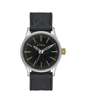 Wenn Sie die neuesten Trends in Mode und Accessoires verfolgen, kaufen Sie die Nixon Uhr Herren A377-2222-00 (38 mm) zum besten Preis. Geschlecht: Männlich Uhrwerk: Quarz Material Gehäuse: Stahl Armbandmaterial: Leder Zifferblattfarbe: Schwarz Glas: Mineral Verschlussart: Schnalle Wasserdicht: 10 atm Gehäusedurchmesser: 38 mm Enthält Markenetui