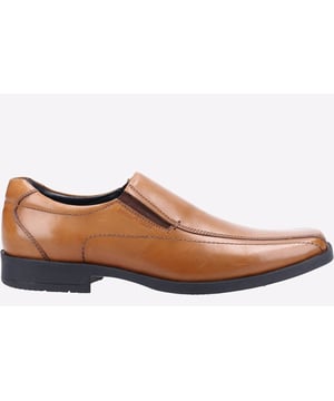 Klassieke herenschoen van Hush Puppies - Brody is vervaardigd met premium leren bovenwerk in een slim instapmodel. De elastische inzetstukken zorgen voor gemakkelijk aan- en uittrekken, met een comfortabele memory foam inlegzool en flexibele zool.