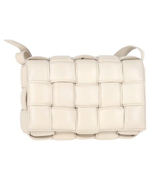 VINTAGE, RRP WIE NEU  
Setzen Sie ein Statement mit der Bottega Veneta Padded Cassette Bag aus weißem Lammleder. Diese Umhängetasche strahlt Luxus aus mit ihrem gepolsterten Intreccio-Lederdesign und der eleganten weißen Farbe. Das Innere bietet eine einzelne Reißverschlusstasche, die praktischen Stauraum für Ihre Essentials bietet, während der Metallverschluss für eine sichere Befestigung sorgt. Das gefütterte Lammleder fügt einen Hauch von Raffinesse hinzu, ergänzt durch die Hardware in Goldfarbe. Hergestellt in Italien verkörpert diese exquisite Tasche das makellose Handwerk und die zeitlose Eleganz, die mit Bottega Veneta assoziiert wird. Ob zu lässigen oder formellen Ensembles kombiniert, diese Tasche ist ein elegantes und vielseitiges Accessoire für den modebewussten Einzelnen.  

Bottega Veneta Padded Cassette Bag aus weißem Nappa-Leder  
Zustand: Ausgezeichnet  
Abnutzungsspuren: Kein Verkaufsetikett, Keine sichtbaren Abnutzungsspuren.  
Verpackung: Keine  
Farbe: Weiß | Ecru  
Material: Leder | Lammleder  
Größe: Einheitsgröße  
Maße: Breite: 50; Höhe: 165; Länge: 270  
SKU: NAPPUGBBA372493W