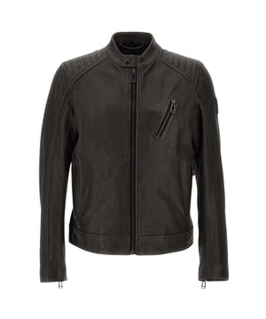 Ervaar de ultieme veelzijdigheid en stijl met de Belstaff Grijze Jas. Deze jas biedt zowel warmte als een modieus ontwerp, waardoor je moeiteloos kunt overstappen van een casual daglook naar een chique avondoutfit. Blijf warm en zie er geweldig uit met deze must-have jas! 

Leerjas, Materiaal: 100% Lammeskin, Voering: 100% Polyester, Een lichtgewicht leren jas gemaakt van zachte lamme huid met perforaties. Versterkte schouderpanelen. Een eenvoudig ontwerp en een goed passende silhouet. Geëindigde rits op de borst en twee lagere ritszakken. Geweven Belstaff Phoenix-patch op de mouw. Knoopsluiting bij de hals. Donkere grijze jas, Leren jas, Verstelbare mouwen.