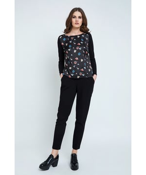 Pantalones en tejido negro tejido con ligero estiramiento. Cintura elástica con cordones en la parte delantera con dos topes. Dos bolsillos interiores en el lateral. Piernas cónicas. Longitud para la talla 38: 96 cm.