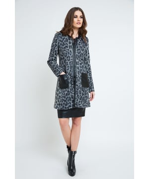 Dierenprintjas met kunstleren details van Conquista Fashion.