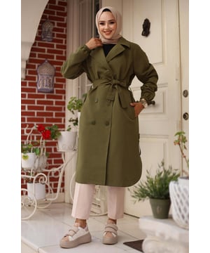 Apolet Detaillierter Trenchcoat in Khaki 4432 besteht aus Trenchcoat-Stoff. Produktmerkmale: Das Produkt ist wasserdicht und hat wasserabweisende Eigenschaften. Es hat Taschen und wird mit einem Gürtel geliefert. Bitte beachten Sie, dass es aufgrund von Konzeptfotos leichte Farbabweichungen geben kann. Das Model trägt Größe 40. Größe 40 Maße: Länge: 110cm, Brust: 120cm, Taille: 116cm, Hüften: 120cm