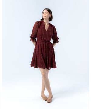 El Vestido Marina de color burdeos es ideal para los días de otoño. Su diseño de cuadros y volantes en la falda añaden un toque romántico a cualquier look. Combínalo con zapatos planos y un abrigo ligero para un estilo casual y elegante.
 
 
 
 Vestido corto con cuello pico.
 
 Bajo con quillas.
 
 Tejido jacquard.