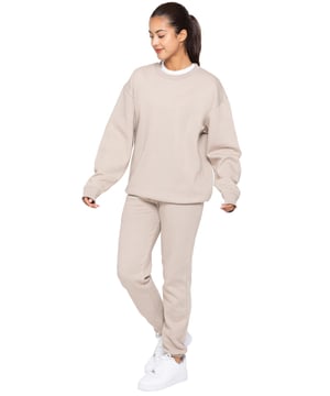 Enzo Women’s Oversized Sweatshirt and Relaxed Fit Joggers. Fashioned in Pure Fabric for Softness and Comfort. Joggers Feature 2 Side Slash Pockets. Brushed Back Inner Fleece Lining. Cuffed Leg Design. Elasticated Waist with drawstrings. Ideal to use for Casual and Work wear.
