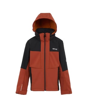 Stof: Softshell, Stretch, Geweven. Ontwerp: Kleurenblok, Logo. Trim: Reflecterend. Stoftechnologie: Ademend, DWR Finish, Lichtgewicht, Waterdicht, Windbestendig, Winddicht, XPT. Halslijn: Kapitein. Mouwtype: Met lange mouwen. Manchet: Lipje met aanraaksluiting. Zip Guard. Eigenschappen van de kap: Afneembare kap, Elastiek. Zakken: 2 onderste zakken, ritssluiting. Bevestiging: Volledige ritssluiting. 10000g/m²/24hrs. Zoom: verstelbaar, zoom met schokkoord. Duurzaamheid: Gemaakt van gerecycled materiaal. 15-16 jaar: 36 in. 7-8 jaar: 26 in. 14 Jaar: 33 in. 13 Jaar: 32 in. 11-12 jaar: 31 in. 9-10 jaar: 28,5 in. 3-4 jaar: 22,5 in. 5-6 jaar: 24 in.