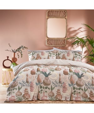 The on-trend Earthen duvet cover set is inspired by ceramics, vases and sculptures which are represented in unbelievable printed detail. The delicate, softer sprigs and dried palms add extra colour and life to this unmistakably homely design. Infused with natural clay colours, this set adds calming, tranquil and relaxing vibes to your bedroom, making it the ideal choice for a modern neutral interior.