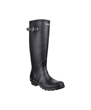 Hohe Damen-Wellies mit dekorativem Schnallenriemen an der Seite. Knielang. Vollständig wasserdicht. Selbst gefüttert. Mit PVC-Obermaterial hergestellt. Einfaches Anziehen und bequeme Passform. Wadenumfang: 36cm.