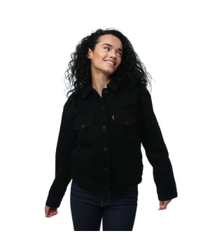 Womens Levis Ex-Boyfriend Sherpa Trucker Jacket in black.- Sherpa collar.- Front button placket with snap closures.- Long sleeves with snap buttons at the cuffs.- Spade chest pockets with snap-flap closures; side welt pockets.- Back waist tabs for adjustable fit.- Warm quilted lining in the sleeves.- Relaxed fit.- 100% Cotton.- Ref: 361370015