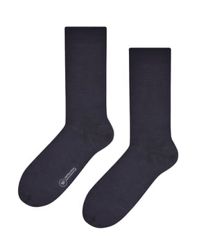 Si buscas los calcetines perfectos para mantener los pies frescos y secos, no busques más: estos calcetines 100% bambú de Steven. Hechos de la fibra de bambú más suave, estos calcetines son súper suaves y lujosos. Hechos de fibra de bambú 100%, estos calcetines son delicados y transpirables, lo que los hace perfectos para llevar a diario. También son súper suaves y lujosos; ¡no querrás quitártelos! El bambú es un material que absorbe la humedad de forma natural y que también tiene propiedades higroscópicas y termorreguladoras, por lo que no sólo serán ideales para la primavera y el verano, sino que también funcionarán perfectamente para los meses más fríos. Los calcetines están disponibles en 3 colores diferentes, así que hay para todos los gustos. Estos son: Gris, Negro y Azul Marino. Tanto si prefieres un negro tradicional como un azul marino clásico, tenemos algo que se adapta a tu estilo. Estos calcetines para hombre están disponibles en 2 tallas: 8-10 UK (42-44 EUR, 9-11 US) y 10-13 (45-47 EUR, 11-14 US) y están hechos 100% de Bambú. Hay 4 colores para elegir y son totalmente lavables a máquina.