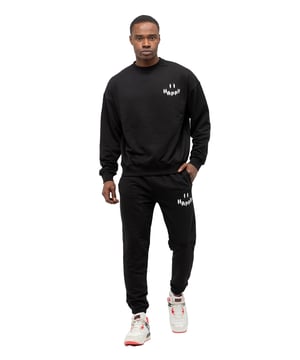 Tom Barron Heren Trainingspak Happy met oversized borduursel
