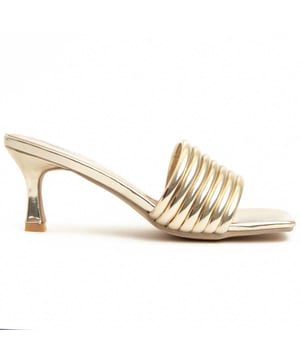 Dames sandaal met hoge hak. Comfortabele pasvorm. Gevoerde inlegzool. Antislipzool. Versterkte stiksels. Gemaakt door andere merken voor ons merk. Ongeveer maat: 7 cm hak.