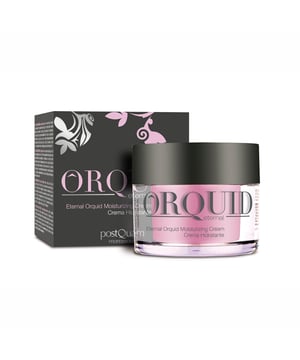 Crema hidratante - Eternal Orquid, hidratación 24 horas 50 ml
Ref. PQEORQ04

Descripción
Crema hidratante día Eternal Orquid 
Crema de textura suave y sedosa que proporciona hidratación 24 horas. Está formulada para el tratamiento de pieles deshidratadas, para mantener el equilibrio osmótico de las células de la piel y conservar sus reservas de agua
Su ingrediente más activo es la Imperata cilíndrica que es altamente eficaz para mantener la humedad de la piel y la hidratación en un largo período de tiempo de más de un día, ayudando a proteger y preservar la actividad propia de las células de la piel, obteniendo una piel con energía y revitalizada
El ácido hialurónico y la orquídea complementan esta acción
Contiene filtro solar
Contenido
50 ml
Modo de empleo
Por la mañana, con el rostro limpio, aplicar la crema hidratante. A continuación, para que la crema penetre bien, realizar un delicado masaje con la punta de los dedos
La piel tiene que absorber completamente la crema aplicada. Es indispensable aplicarse crema hidratante antes de maquillarse