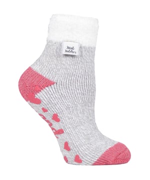 Diese Socken sind ideal zum Faulenzen in der Wohnung. Sie haben rutschfeste Griffe an der Unterseite für mehr Sicherheit auf Holz- oder Fliesenböden in Innenräumen. Diese Loungesocken eignen sich hervorragend als Geschenk, sei es zum Geburtstag oder zu einem anderen Anlass. Die Socken haben ein weiches und warmes Oberteil mit Federn. Außerdem sind sie mit rutschfesten Grippern ausgestattet, die für mehr Halt auf Holz- und Fliesenböden sorgen. Diese Socken haben eine weiche, gebürstete Innenseite für Komfort und Wärme. Unser hochentwickeltes Thermogarn sorgt für eine leistungsstarke Isolierung gegen Kälte, mit hervorragenden feuchtigkeitsableitenden Eigenschaften und Weichheit. Unsere innovative Stricktechnologie erzeugt einen einzigartigen, kurzen Schlingenflor, der mehr warme Luft einschließt und die Wärme erhöht. Unser fachmännisches Bürstverfahren maximiert die Menge an warmer Luft, die in jeder Socke gehalten wird, und sorgt so für eine unglaubliche Gesamtwärme und ganztägigen Komfort. Diese Socken sind in 2 Farben erhältlich. Sie sind in den Größen 4-8 UK / 37-42 EU / 5-9 US erhältlich und bestehen aus 75% Acryl, 24% Polyester 1% Elastan. Sie werden in 1 Paar geliefert und sind maschinenwaschbar.