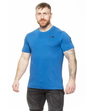 Heren-T-shirt 'simple Dome' van the North Face.         
Gemaakt van zacht puur katoen.         
Het klassieke T-shirt heeft een ribgebreide ronde hals, korte mouwen en een rechte zoom.         
Compleet met een The North Face-logo op de borst en achterkant.         
Geweven merklab aan de zoom.
