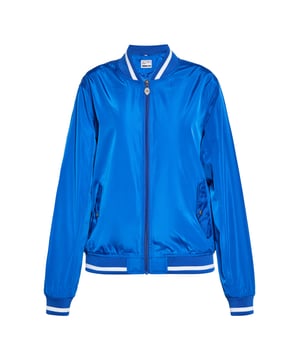 Entdecken Sie die Collegejacke, eine elegante Bomberjacke mit zentralem Frontreißverschluss und Stehkragen für einen modernen Look. Dieses leichte Stück verfügt über lange Ärmel mit elastischen Bündchen, zwei Vordertaschen mit Knopfverschluss und einen elastischen Saum. Hergestellt aus einem glatten Stoff mit dezentem Glanz.  Collegejacke