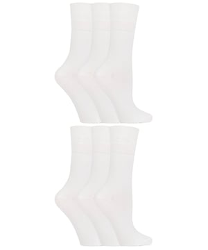 Deze Gentle Grip sokken zijn speciaal ontworpen om diabetischei een comfortabele ervaring te bieden tijdens het dragen van sokken. Ze helpen ook bij de behandeling van de symptomen van oedeem, lymfoedeem, vochtretentie en andere maatgerelateerde aandoeningen die gepaard gaan met gezwollen voeten en enkels, door de druk rond uw te verminderen. De honingraat-bovenkant van deze sokken is zorgvuldig gevormd naar de natuurlijke contouren van uw geweest waardoor er geen gegarandeerde vernauwingen ontstaan. Deze speciale bovenkant zorgt er ook voor dat deze sokken niet-bindend zijn, wat betekent dat ze tijdens het dragen helpen knelpunten en drukpunten in de voet te voorkomen. Deze sokken zijn gemaakt van zacht geweven katoen dat zorgt voor een natuurlijk comfort aan je voeten, waardoor je voeten de hele dag fris en droog blijven. Een extra comfortkenmerk van deze sokken is de met de hand verbonden teennaad, die ervoor zorgt dat de naden van deze sokken blij en comfortabel zijn voor diabetischei met gevoelige voeten van voor iedereen die extra comfort in zijn paar sokken wil. Deze sokken zijn verkrijgbaar in 8 verschillende kleuren en zijn een damesmaat 37-42 EU. Heren maat en kleuren zijn ook beschikbaar.