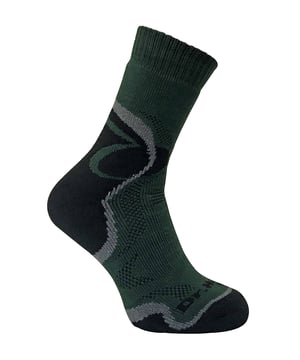 Si eres un ávido excursionista, senderista o cazador, entonces estos calcetines de lana merino con sistema de alta funcionalidad serán una gran adición a tu cajón de calcetines. Si buscas mantener tus pies calientes con la flexibilidad adicional entonces estos son los calcetines adecuados para ti. En primer lugar, estos calcetines están hechos de lana merina, un aislante térmico muy eficaz que mantendrá tus pies calientes y calentitos. La lana merina también puede absorber una gran cantidad de humedad, lo que significa que aunque tus pies estarán calientes no sudarán. La fibra de lana merina también tiene propiedades antibacterianas naturales, por lo que son resistentes al olor. Estos calcetines también contienen polipropileno, una fibra muy duradera que los hace resistentes y duraderos. También están a la altura del tobillo para que tengas la flexibilidad y transpirabilidad necesarias para moverte con libertad. Además de mantener los pies calientes, estos calcetines tienen un pie acolchado, por lo que si usted está planeando ir de excursión, cazar o trabajar en terrenos difíciles, entonces estos calcetines mantendrán sus pies protegidos. Estos calcetines vienen en un pack de un par, son de color verde y están disponibles en 3 tallas. Son 45% polipropileno 25% algodón 20% lana (Merino Schoeller) 7% poliamida 3% elastano y son lavables a máquina.