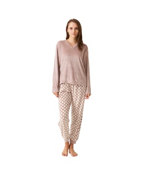 Pijama manga larga y pantalón largo J and J Brothers.
Color Marron-estampado

Camiseta lisa y cuello en V.
Textura suave y aterciopelada.
Pantalón estampado largo con cinturilla elástica y puño acanalado.
Costuras vistas a tono.

Composición:  Camiseta: 95% Poliéster, 5% Elastano;  Pantalón: 95% Poliéster, 5% Elastano.

-Lavar a temperatura máx. 30º.
-No usar lejía.
-Planchar a temperatura máx. 110º.
-No admite lavado en seco.
-No permite  utilizar secadora.
