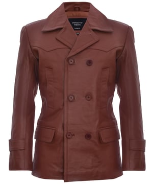 Geïnspireerd door het klassieke Peacoat-ontwerp, is dit kledingstuk prachtig vervaardigd in het zachtste nappaleer om een ​​alternatieve draai te geven aan een iconische stijl. Dit jasje heeft een double-breasted afwerking en is voorzien van een vierknoopssluiting. Voor extra comfort zijn er twee schuine handwarmerzakken in de taille en twee klepzakken op de heup. Aan de achterkant van de jas bevindt zich een verstelbare riem voor een meer persoonlijke pasvorm. Deze jas is een krachtige en tijdloze klassieker die jarenlang een nietje in je garderobe zal zijn.