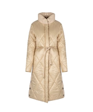 Dieser klassische, einfache Schnitt macht die Jacke außerordentlich vielseitig und passend für viele Stylings, sowohl für lässige als auch für elegantere Anlässe.

Der Kragen verleiht der Jacke Eleganz und schützt vor Wind, was sie zu einer idealen Wahl für kühlere Tage macht.

Ein doppelter Verschluss mit Reißverschluss und Druckknöpfen garantiert zusätzlichen Schutz vor Kälte sowie Komfort beim Tragen.

Die Taillenbindung ermöglicht eine perfekte Anpassung der Jacke an die Figur, betont die Taille und fügt weiblichen Charme hinzu.

Praktische, tiefe Taschen vorne sind ideal, um notwendige Kleinigkeiten wie Schlüssel oder Telefon zu verstauen.

Logo-Druckknöpfe an den Seiten sind ein subtiler, aber stilvoller Akzent, der die hohe Qualität und markante Charakteristik der Jacke hervorhebt.

Ein Druck mit dem Markennamen auf der Vorderseite ist ein elegantes Detail, das der Jacke Prestige verleiht und ihre Authentizität bestätigt.

Die Jacke ist aus hochwertigem Stoff gefertigt, der Langlebigkeit, Komfort und hervorragenden Schutz vor ungünstigen Wetterbedingungen bietet.
