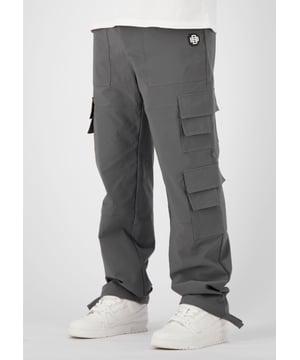 90% nailon | 10% spandex Ajuste relajado Cintura elástica con cordón Parche con monograma en la pierna izquierda Dos bolsillos laterales Bolsillos laterales tipo cargo Cordones de tela en la parte inferior de las piernas 
