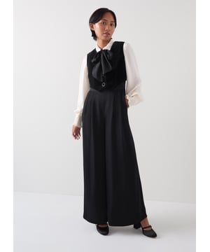 Embrace elegant evenings with the Carine petite waistcoat culotte jumpsuit. In timeless black with a V-neck, this full length sleeves cotton mix design boasts mixed media detailing, practical pockets, and a sleek back zip. Perfect with heels for a sophisticated look or pair with flats for effortless ease.
