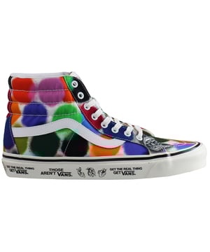 El Anaheim Factory SK8-HI 38 DX rinde homenaje a nuestra primera fábrica de furgonetas en Anaheim, California, tomando prestados detalles del SK8-Hi original y ofreciendo comodidad modernizada con los calzoncillos ortholite® mejorados. Este legendario zapato alto también incluye detalles de retroceso, como el número de estilo original y la paleta de colores o las impresiones reeditadas, la cinta de zorro con alto nivel de brillo, los cordones de algodón, el peso de forro original y las elevadas superpuestas textiles para completar el aspecto.