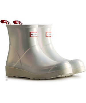 De Hunter Nebula heeft een tweekleurige iriserende afwerking die glinstert door metallic tinten als hij beweegt in het licht. De Play Boot combineert speelsheid met praktisch nut.