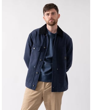 The Cotton Work Jacket is a must-have for in-between seasons, offering both style and functionality. With a regular fit and finishing just above the hips, it boasts a workwear-inspired contrast corduroy collar and a front center closure with shank buttons. The jacket includes two chest pockets and two lower patch pockets, providing ample storage space. Its exterior features a locker loop, side seam adjusters, and a leather badge stitched to the chest pocket for added detail. Completing the design, the jacket's interior is fully lined with classic flannel and features two jetted pockets. 

Regular fit
Above hip length
Contrast corduroy collar
GANT leather badge stitched at chest pocket

 Shell - 100% Cotton, Top Collar - 60% Cotton, 40% Polyester, Lining - 90% Polyester, 10% Wool 

7006433
 
 