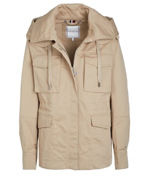100% Baumwolle; Tommy Hilfiger Jacke; Modell: WW0WW27267AEG; Hochwertige Verarbeitung; Weiter Schnitt; Verschluss: Reißverschluss, Knopfleiste mit Druckknöpfen; Klassischer Kragen, abnehmbare Kapuze; Zwei Seitentaschen, zwei Brusttaschen; Tommy Hilfiger Logo-Details