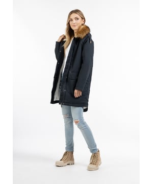 Aus weicher, speziell gewaschener Baumwolle gefertigt, setzt der Winterparka von DreiMaster Vintage auf einen betont lässigen Vintage-Look. Selbst an kalten Tagen und Abenden werden Sie ihn mit Vergnügen tragen, denn dank der Wattierung und der kuscheligen Innenseite hält er Sie wohlig warm. Eine große Kapuze mit flauschigen Fell sorgen für zusätzlichen Schutz. Praktische Pattentaschen mit Knöpfen sind ebenso praktisch, wie modisch. Zahlreiche detailverliebte Logo-Accessoires, wie Ösen oder Nieten sind ganz im Sinne des Labels designt, was einen vintage Charme erweckt.  Winterparka