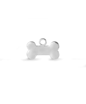 Medalla bone de acabado en rodio. Joyas con diseños excesivos en los que “el “grabado. Cadenas, colgantes y pulseras son los   protagonistas. Delicados diseños dan nombre a nuestra línea GRABADO. Joyas cuidadosamente terminadas y pulidas a mano creando formas perfectas en una aleación de metal bañados en rodio, oro amarillo y oro rosa de 18 quilates.

Como en los años 60 todo se vuelve a mezclar para un nuevo “golpe” de efecto para la generación beat, siendo el mejor mix de sobriedad newyorker y sensualidad femenina.

Los diseños con personalidad dictan el color y la madre naturaleza: la unión de diferentes materiales y una exquisita disposición de las piezas hacen de esta línea la joya única, definiendo el lado más british de la it girl: La relatividad es (IN) herente al color.
