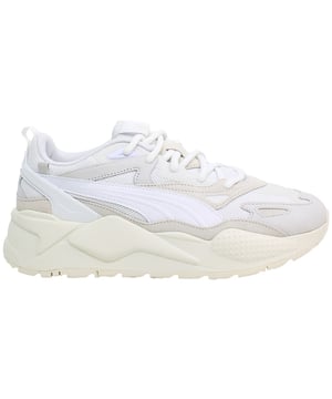 HISTORIA DEL PRODUCTO: El RS-X está de regreso. La silueta futurista y retro de esta zapatilla regresa con una estética progresiva y detalles angulares, complementada con superposiciones de nubuck y ante. La combinación se centra en un diseño disruptivo para mostrar tu estilo único. CARACTERÍSTICAS Y BENEFICIOS: Los productos de cuero de PUMA apoyan la fabricación responsable a través del Leather Working Group.; Sistema de Amortiguación: La tecnología de amortiguación cómoda de PUMA celebra la reinvención de un momento y movimiento únicos en la cultura. DETALLES: Parte superior de malla con superposiciones de nubuck y ante; Media suela de PU con tecnología RS; Suela de goma; Formstrip de PUMA en los lados laterales y mediales; Detalles de marca PUMA.