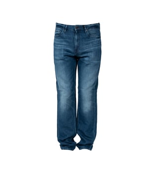 Este corte clásico se adapta perfectamente a cualquier estilo, desde el casual hasta el más elegante, manteniendo al mismo tiempo la máxima comodidad en su uso.
El cómodo cierre con cremallera y botón con el logo de la marca otorga a los pantalones un carácter único, además de garantizar la facilidad en su uso.
Sus piernas rectas aseguran un gran ajuste y una apariencia atemporal que nunca pasa de moda.
La cintura media de estos pantalones es la solución ideal para aquellos que valoran la comodidad y la versatilidad en el uso diario.
Cinco bolsillos funcionales ofrecen comodidad y practicidad, permitiendo llevar los elementos esenciales sin necesidad de una bolsa o mochila.
Una elegante etiqueta con el nombre de la marca colocada en el bolsillo trasero es un signo discreto pero claro de calidad y pertenencia a un grupo de productos seleccionados.
El uso de telas de alta calidad garantiza la durabilidad y hace que los pantalones mantengan su apariencia ideal por mucho tiempo.