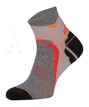 Comodo 1 pack de calcetines de running con soporte para el arco del pieComodo lleva proporcionando calcetines de alta calidad para hombres y mujeres desde 1996. Estos calcetines de sujeción del arco ayudan a estabilizar el pie y absorber el impacto, por lo que son ideales para correr o hacer footing. Están fabricados con hilo drytex y tienen propiedades antibacterianas plateadas para favorecer la higiene y la salud de los pies y mantenerlos frescos y cómodos.Estos calcetines ofrecen amortiguación, durabilidad y libertad de movimientos. Estos calcetines son adecuados tanto para hombres como para mujeres, en las tallas 3-11 del Reino Unido. Se pueden lavar a máquina a 30 ºC. Estos calcetines están hechos de poliéster (DRYTEX) 50%, Polycolon 20%, polipropileno SILTEX AG+ 25%, elastano 5% Extra Product Details - Sizes 3-11 UK - 1 Pair - Running socks - Moisture Wicking - Machine Washable - Arch Support Socks - Unisex