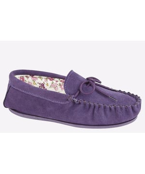 Designed in a suede leather upper and a classic Moccasin silhouette, these Mokkers Lily slippers are a premium choice when it comes to cosy comfort.
- Real Suede
- Floral lining
- Slip on design
- TPR Outdoor Sole