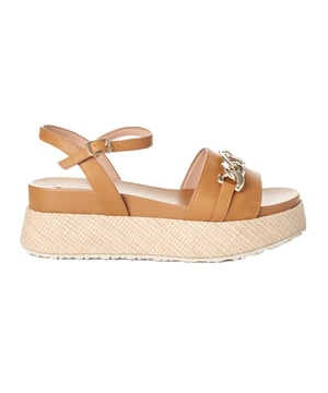 Platform sandalen van het merk Liu Jo die elegantie en moderniteit combineren in een uniek ontwerp. Ze zijn gemaakt van hoogwaardige materialen en onderscheiden zich door hun comfort en veelzijdige stijl.

 Kenmerken:

 - Damessandalen met een platformontwerp met raffia-effect, ideaal om hoogte toe te voegen met een natuurlijke en eigentijdse touch.
 - Voorkant versierd met een gouden metalen ketting die de exclusiviteit van het model benadrukt.
 - Verstelbare gespsluiting bij de enkel voor een aangepaste en stevige pasvorm.
 - De gepolsterde binnenzool zorgt de hele dag voor comfort.
 - Damessandalen met antislipzool voor meer stabiliteit bij elke stap.
 - Platformhoogte: 6 cm.

 Deze damessandalen met plateauzool zijn de perfecte optie om je casual look een geraffineerde toets te geven.
 Samenstelling: Buitenkant: Leer; Binnenkant: Kunstleer; Binnenzool: Leer; Zool: Rubber
 Onderhoud:
- Schoonmaken met een vochtige doek.
 - Vermijd overmatig nat worden.
 - Koel en droog bewaren.