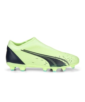 De Puma Ultra Match Laceless FG/AG kindervoetbalschoen maakt deel uit van het Fastest pakket en draait helemaal om snelheid met een vergrendelde veterloze pasvorm op de voet.  Een lage bootconstructie met een lichtgewicht bovenwerk van mesh en een gebreide kraag met lage uitsnijding voor een goede pasvorm rond de enkel.  TPU SPEEDPLATE buitenzool voor tractie en voortstuwing met Ultra branding aan de binnenkant, PUMA Formstrip aan de zijkant en PUMA Cat logo op de hiel.