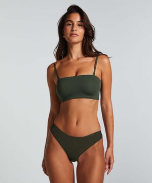 Deze string is uitgevoerd in een flinterdunne mesh stof aan de voorzijde. Deze string zal perfect zitten onder kleding die mooi aansluit. De stof bevat streepjes als detail. Draag in combinatie met een bijpassende bh of bralette.