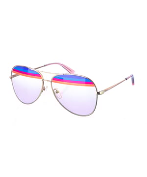 Gafas de sol con montura metálica.
Color Dorado.
Forma ovalada, estilo aviador.
Lentes de color Rosa Degradado.
Detalle de franjas multicolor en la parte superior de la lente.
Patillas metálicas a tono, con el nombre de la firma grabado, y acabadas en acetato.
100% Protección UV.
Cristales antirreflejo.

Medidas  Medidas  Alto lente: 52 mm. Ancho lente: 60 mm. Puente: 13 mm. Patillas: 140 mm..

Limpiar las gafas con agua y jabón.
- No utilice paños sucios o abrasivos, que puedan alterar las características de los filtros.
- Utilice solo accesorios y repuestos originales.

Incluye: Todos nuestros productos se envían en el interior de su estuche original.