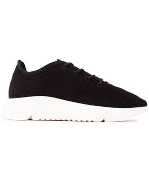 Geniet met een geweten van mode en uw training. met de Rumex Runner van V.GAN. De sportieve hardloopstijltrainer is gemaakt van duurzaam en ethisch geproduceerde materialen en is door PETA goedgekeurd. Dit veganistische basisstuk is prachtig afgewerkt met een waterdicht bovenwerk in gebreide stijl en een lichtgewicht. dempende EVA-zool.
