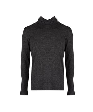El diseño simple de este suéter es la quintaesencia de la elegancia y la versatilidad, combinando perfectamente con cualquier tipo de vestimenta, desde jeans casuales hasta pantalones de tela más formales.

Con cuello alto, que no solo añade estilo y clase, sino que también proporciona calor adicional en los días más fríos, siendo un elemento práctico en tu estilismo de invierno.

En la nuca, el emblema de la marca es un detalle discreto, pero claro, que indica pertenencia al grupo de productos de marcas premium y añade prestigio a quien lo lleva.

Hecho de tejido de alta calidad, que no solo proporciona durabilidad y resistencia al pilling, sino que también garantiza una comodidad excepcional gracias a la suavidad y elasticidad del material.