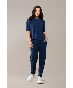 Maak kennis met de donkerblauwe joggingbroek uit de Caroline Tensen-collectie, waar comfort en stijl perfect samenkomen. Deze trendy damesbroek heeft een sportief-chique uitstraling dankzij het elegante trekkoord in de taille. De taps toelopende pijpen en de handige voor- en achterzakken geven de broek een modieuze en functionele touch. Dankzij de elastische tailleband kun je de pasvorm eenvoudig aanpassen voor maximaal draagcomfort. De diepe navykleur zorgt ervoor dat de Dakota-joggingbroek moeiteloos gecombineerd kan worden en een tijdloze aanvulling is op je garderobe. Of je nu thuis ontspant, een casual look zoekt voor een dagje uit of een sportieve outfit wilt samenstellen, deze broek is een veelzijdige keuze. Wil je een complete set? Combineer de joggingbroek met de bijpassende top uit de Caroline Tensen-collectie of draag hem met een eenvoudig T-shirt voor een relaxte stijl. Gemaakt van 100% hoogwaardig katoen, biedt deze broek ultieme zachtheid en een comfortabele pasvorm die je de hele dag wilt dragen.