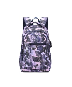Mochila unisex. El cierre es con cremallera. Los bolsillos internos son bolsillos multifuncionales. Hay tres bolsillos externos con cremallera y dos laterales abiertos. La bandolera es ajustable en tela. El mango está fabricado en nailon. Hay tres compartimentos internos. El material exterior es poliéster. Internamente está forrado en poliéster. Medidas: 28x18x44 cm. Producto de moda