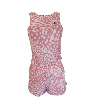 Zachte en lichte polyester stof met dierenvlekkenprint
Ronde hals en verspringende armsgaten
Brede elastische tailleband voor gemakkelijke pasvorm
Dubbele zakken aan de voorkant
Zichtbare ritssluiting achter voor een makkelijke pasvorm
Geborduurd adidas Originals trefoil-logo