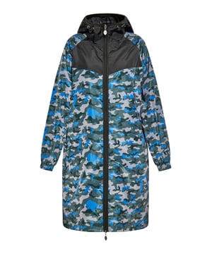 Dit outwear-stuk introduceert een sportieve windjack met camouflagepatroon en is ontworpen voor buitenactiviteiten. Met een ritssluiting over de volledige lengte en een capuchon met verstelbaar trekkoord biedt hij bescherming tegen de elementen. Elastische manchetten en een rechte zoom voegen functionaliteit toe aan deze langere jas, perfect voor slechte weersomstandigheden.  Jas