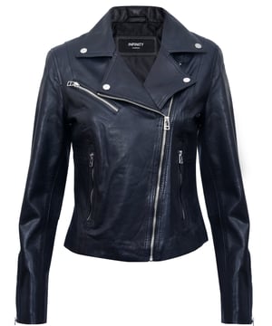 Erweitern Sie Ihren Stil mit dieser modernen Jacke mit auffälligem Reißverschlussmotiv in handpoliertem Silber. Diese Jacke ist aus 100 % hochwertigem, ultraweichem Nappaleder gefertigt und bietet sowohl Luxus als auch Komfort. Das zeichnet sie aus:  
 Einzigartiges Reißverschlussmotiv: Das Design der Jacke zeichnet sich durch ein markantes Reißverschlussmotiv aus, das für ein unverwechselbares und unverwechselbares Design sorgt moderner Look, besonders in der auffälligen silbernen Farbe. 
 Abgewinkelter YKK-Reißverschluss: Die zweireihige Vorderseite ist mit einem abgewinkelten YKK-Reißverschluss gesichert Reißverschluss, der dem klassischen Biker-Stil eine moderne Note verleiht. 
 Modische Reißverschlusstaschen: Reißverschlusstaschen auf der Vorderseite verstärken den modischen Reiz der Jacke und bieten gleichzeitig Komfort praktische Aufbewahrung für Ihre wichtigsten Dinge. 
 Stilvolles, breites, fallendes Revers: Das breite, fallende Revers erinnert an die ikonische Jacke, die Marlon Brando in den 1950er Jahren populär machte. kann für zusätzlichen Flair mit Nieten-Schulterklappen befestigt werden. 
 Vielseitige Farboptionen: Erhältlich in klassischem Schwarz und Hellbraun sowie kräftigem Rot. Diese Jacke bietet vielseitige Auswahlmöglichkeiten, die zu Ihrem Stil passen.  Ausgestattet mit einem außermittigen YKK-Reißverschluss, Reißverschlusstaschen und Bündchen ist diese Jacke eine vielseitige Ergänzung Ihrer Garderobe. Perfekt, um ein Statement zu setzen, egal ob Sie einen klassischen oder gewagten Look bevorzugen